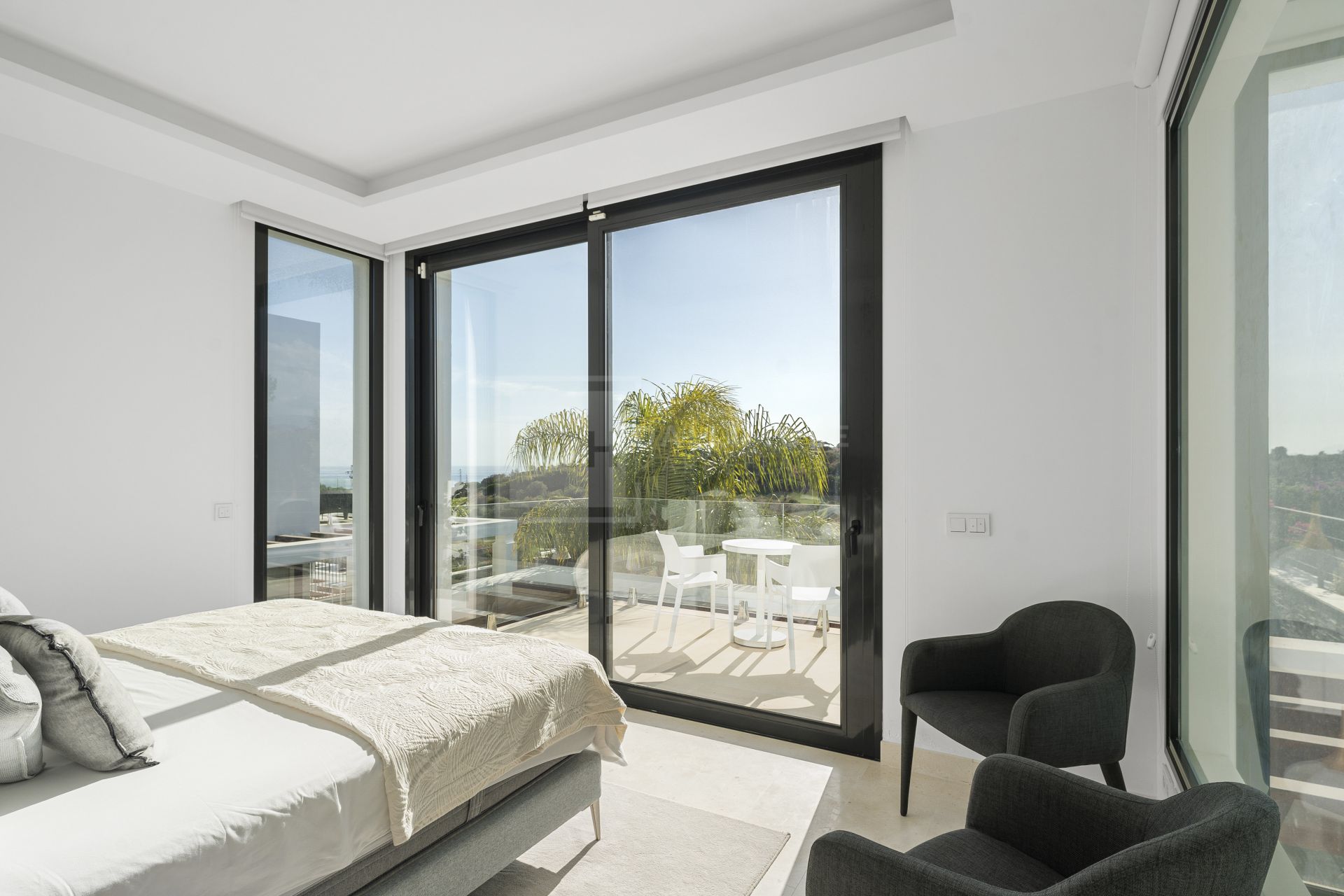 MODERN 5-BEDROOM VILLA IN GATED COMMUNITY