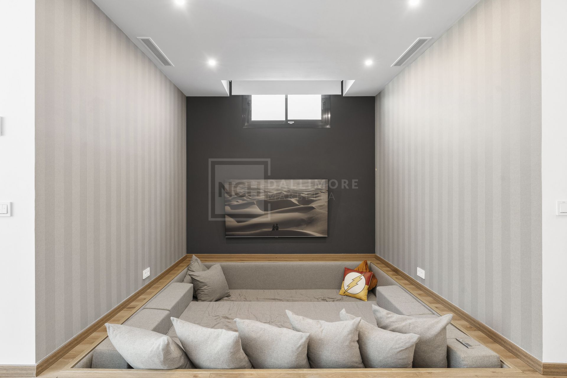 MODERN 5-BEDROOM VILLA IN GATED COMMUNITY