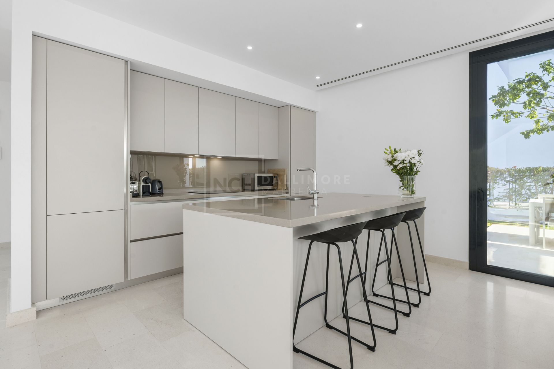 MODERN 5-BEDROOM VILLA IN GATED COMMUNITY