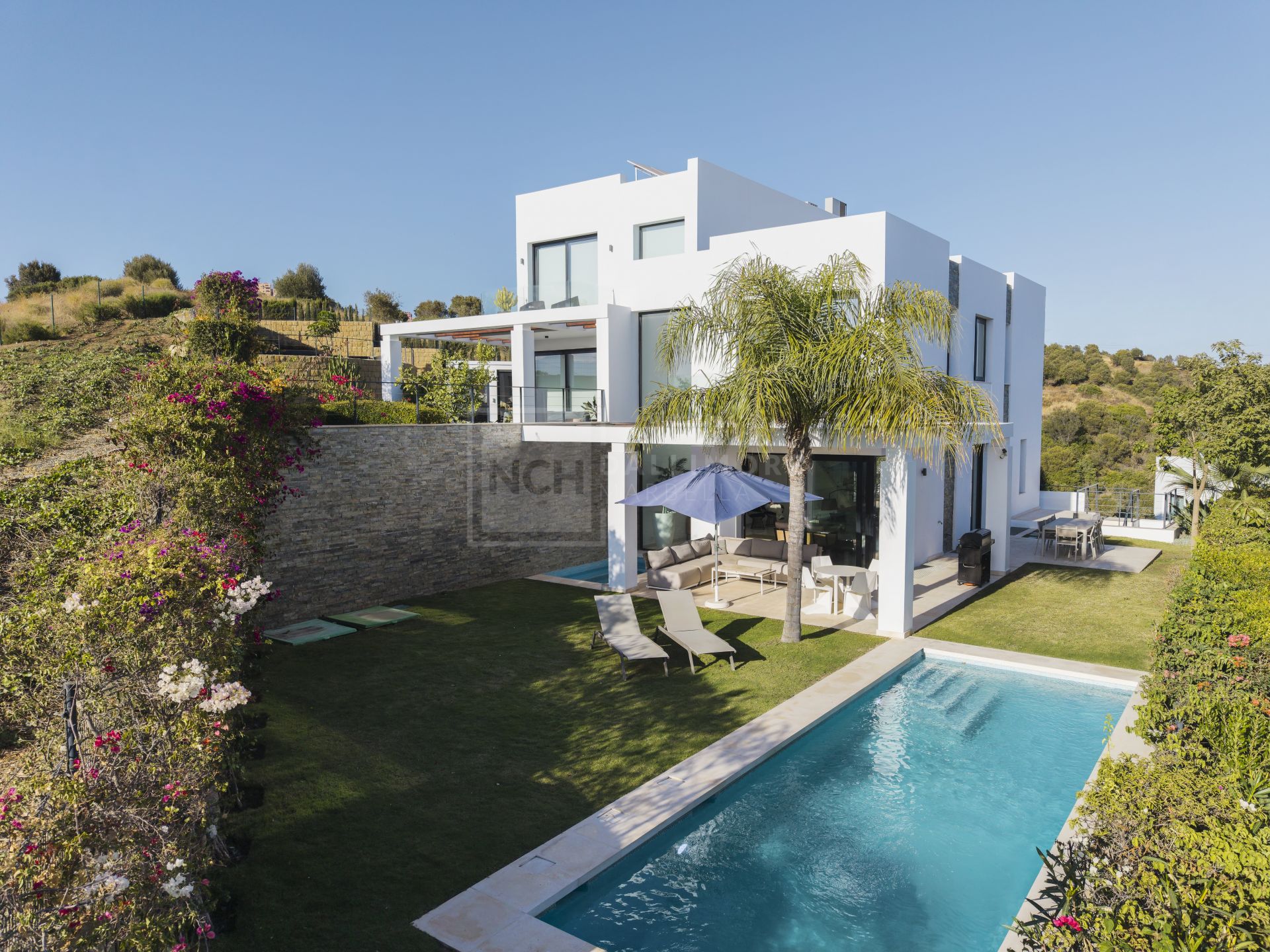 MODERN 5-BEDROOM VILLA IN GATED COMMUNITY