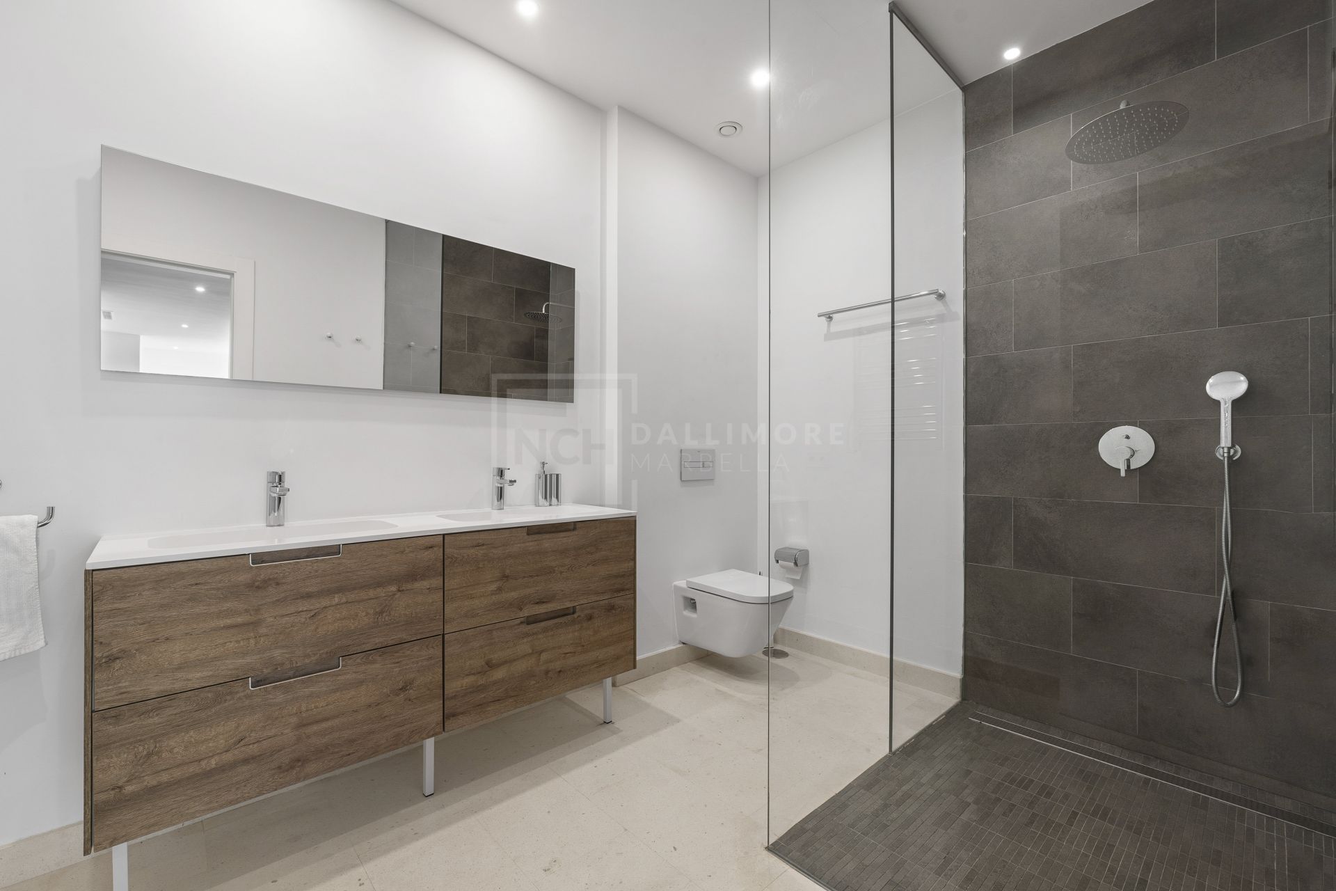 MODERN 5-BEDROOM VILLA IN GATED COMMUNITY