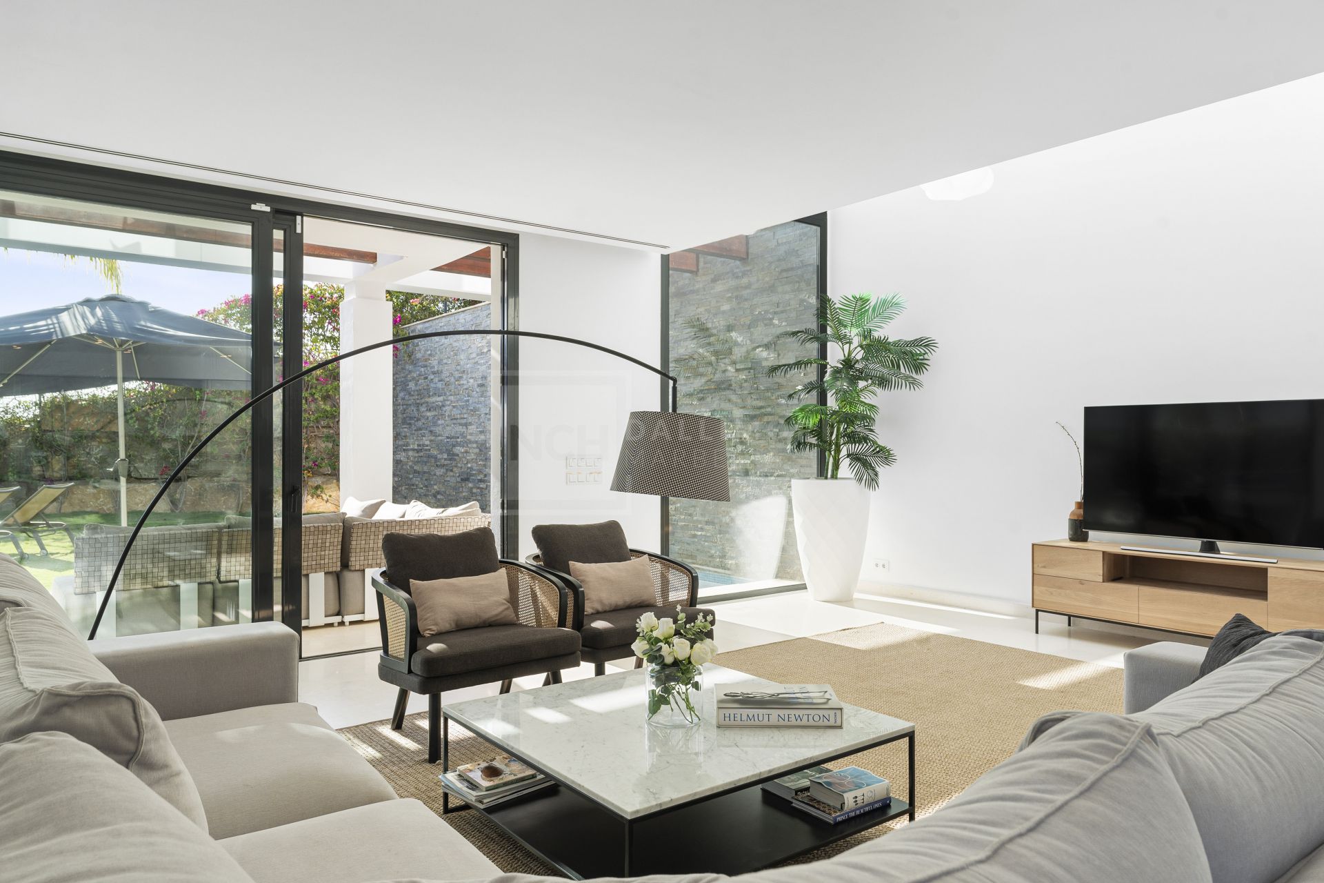 MODERN 5-BEDROOM VILLA IN GATED COMMUNITY