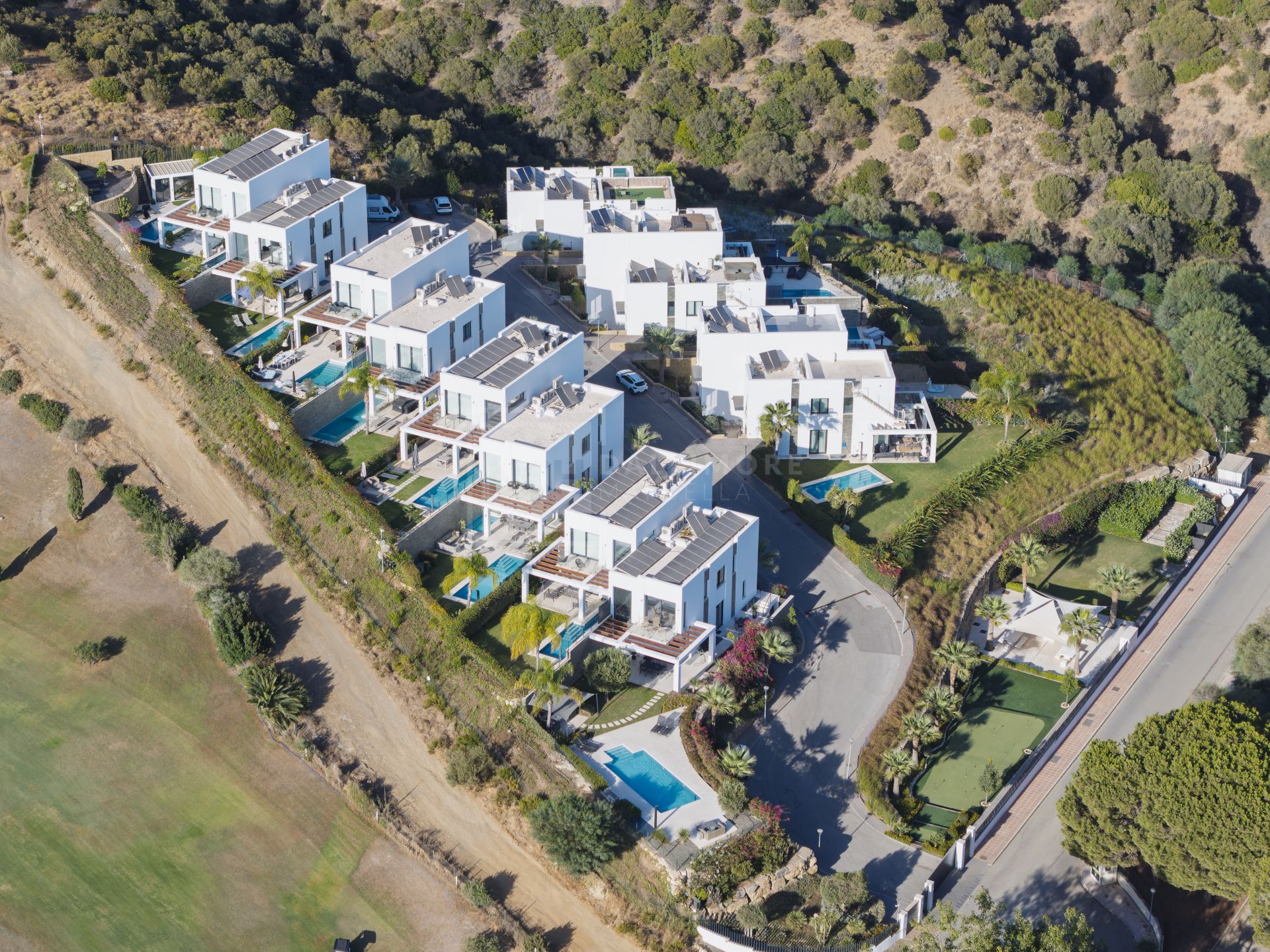 MODERN 5-BEDROOM VILLA IN GATED COMMUNITY