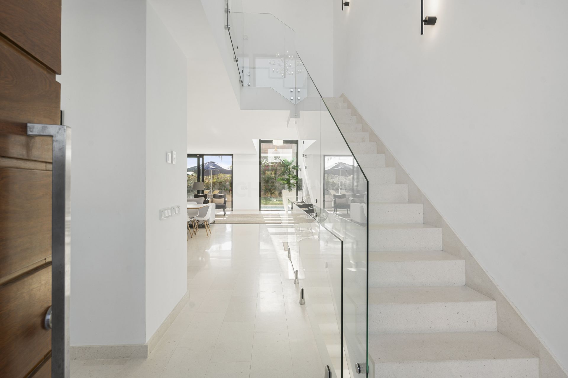 MODERN 5-BEDROOM VILLA IN GATED COMMUNITY