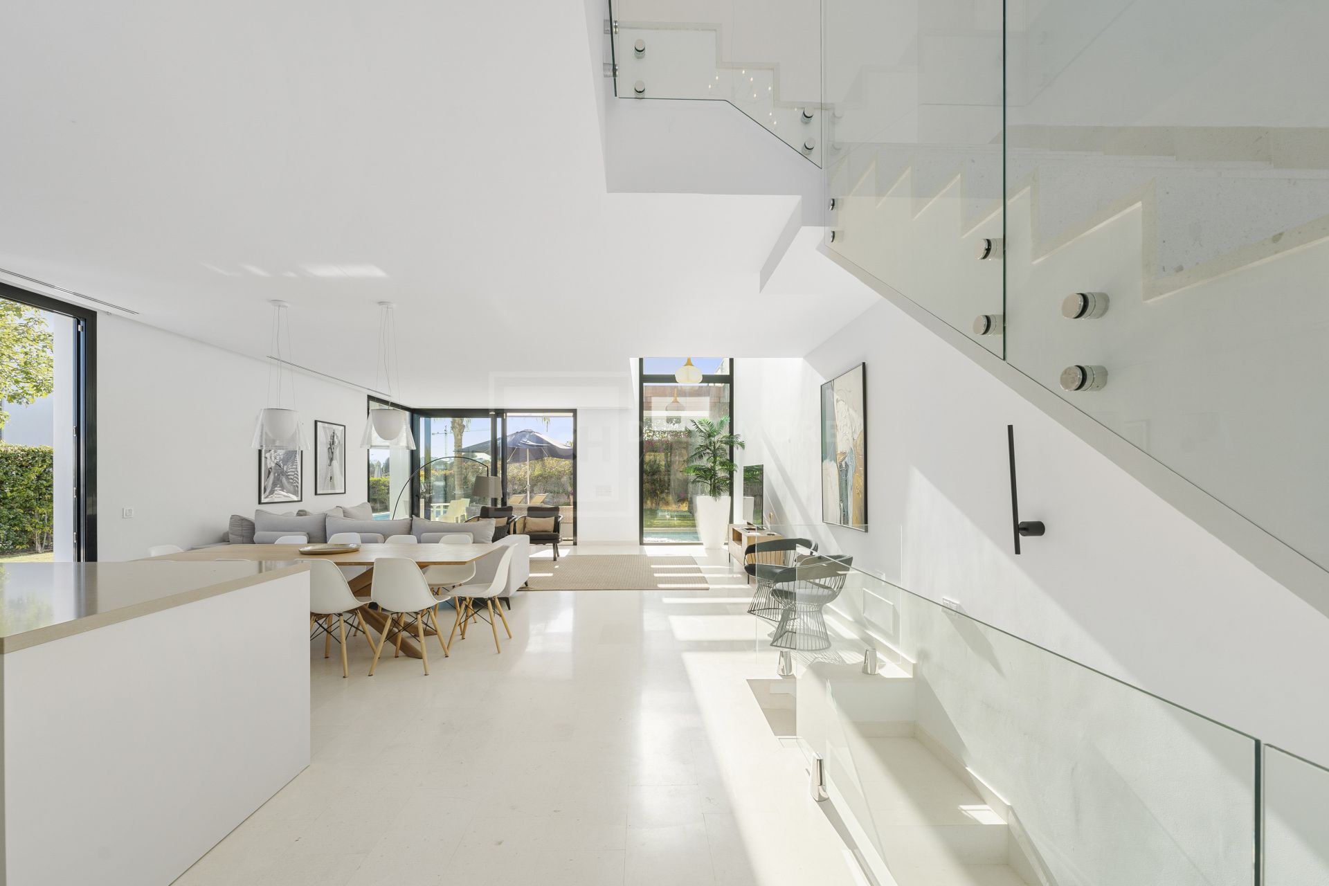 MODERN 5-BEDROOM VILLA IN GATED COMMUNITY