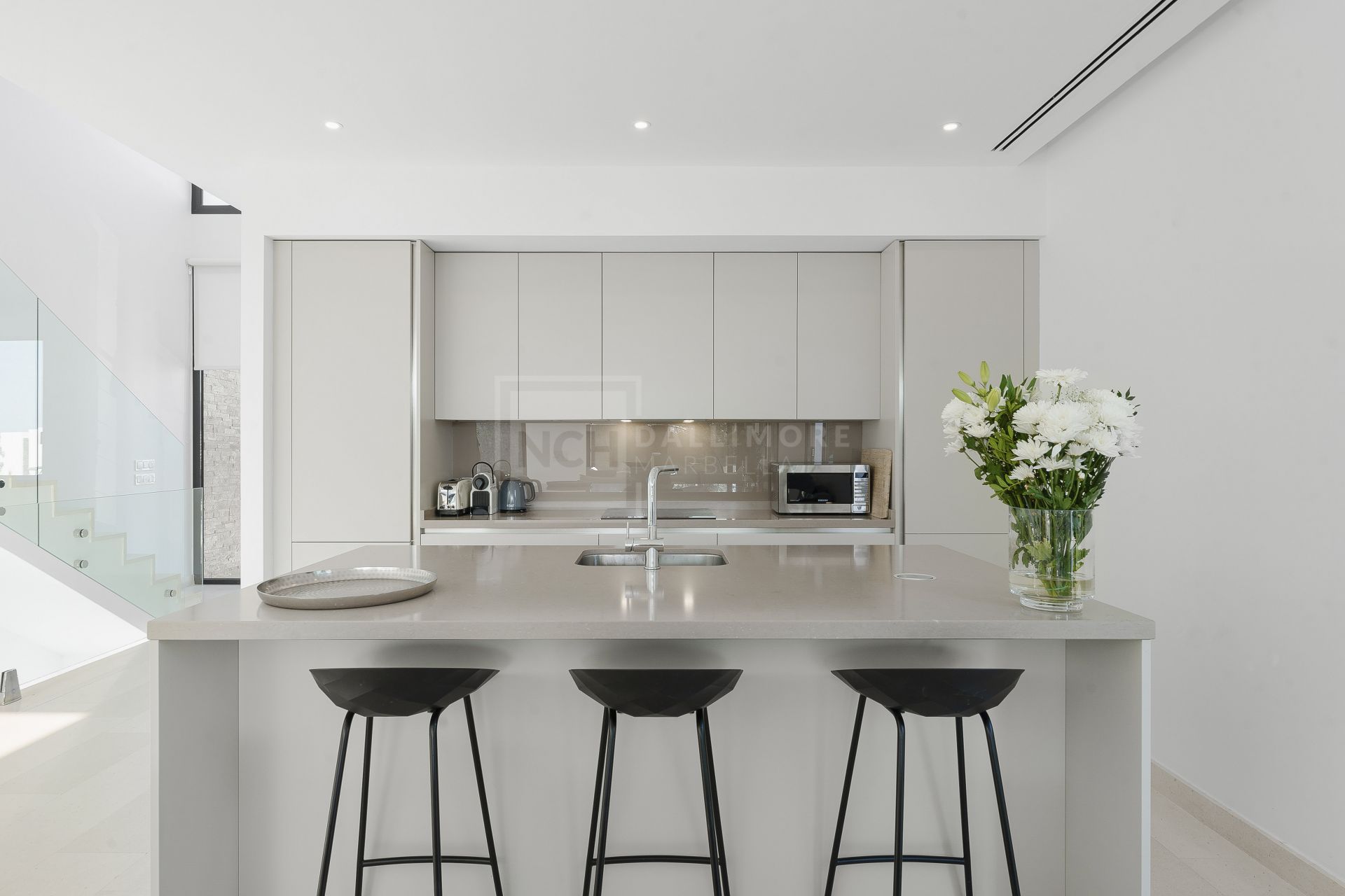 MODERN 5-BEDROOM VILLA IN GATED COMMUNITY