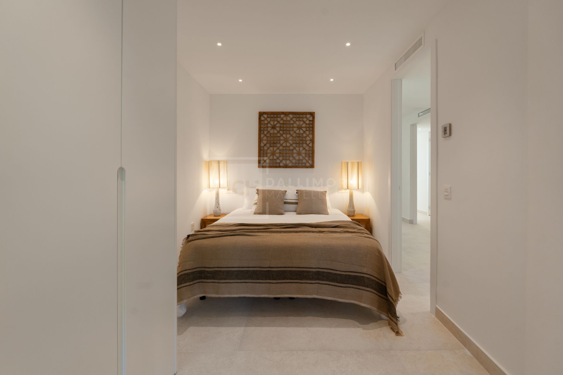 Apartamento de 3 Dormitorios recién reformado con vistas al mar y la montaña en Nueva Andalucia