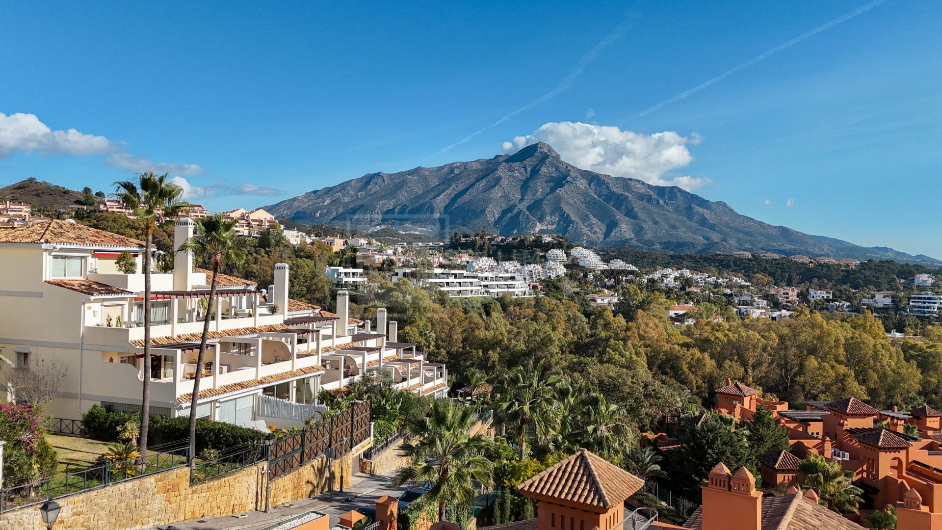Apartamento de 3 Dormitorios recién reformado con vistas al mar y la montaña en Nueva Andalucia