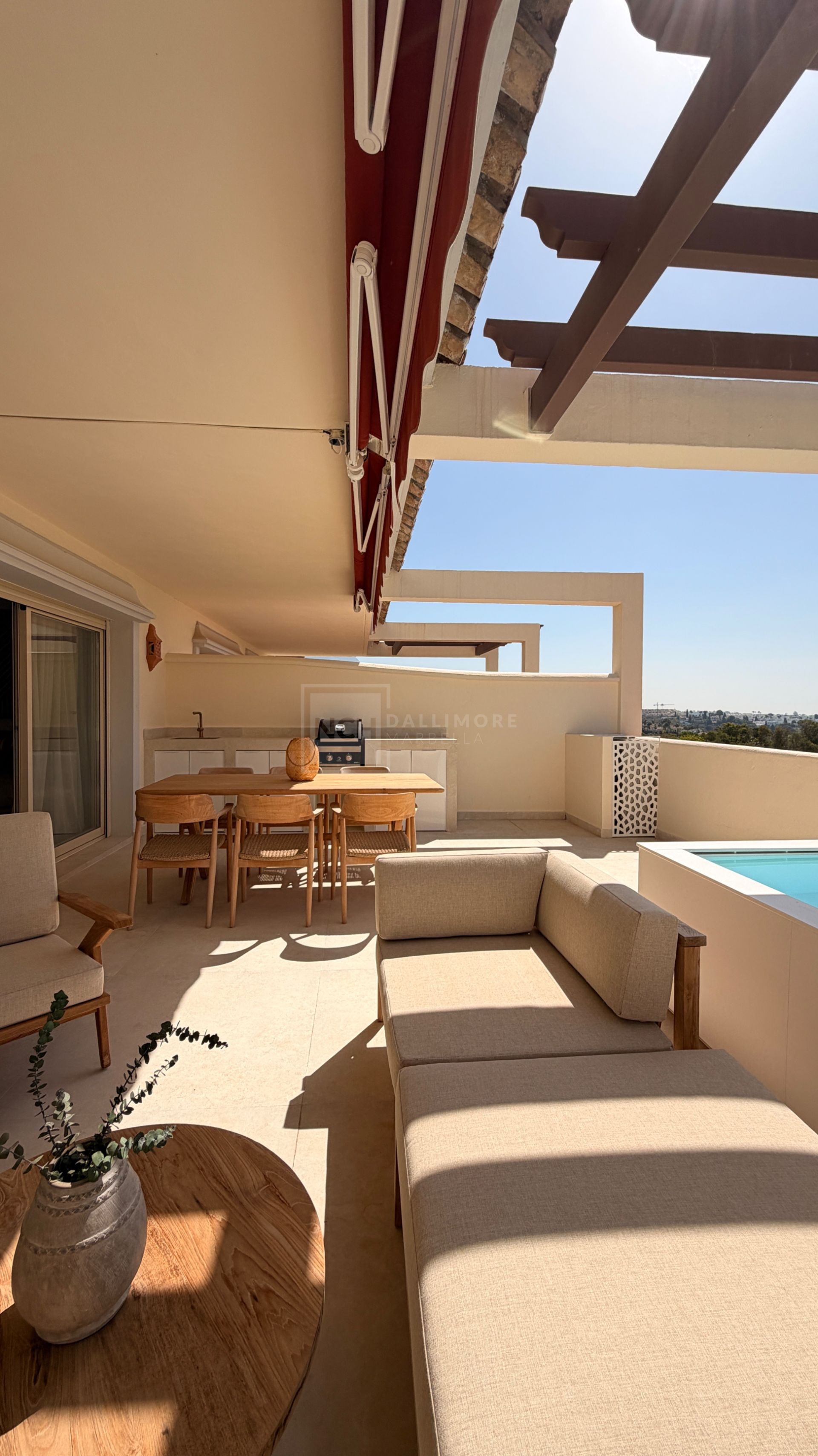 Apartamento de 3 Dormitorios recién reformado con vistas al mar y la montaña en Nueva Andalucia