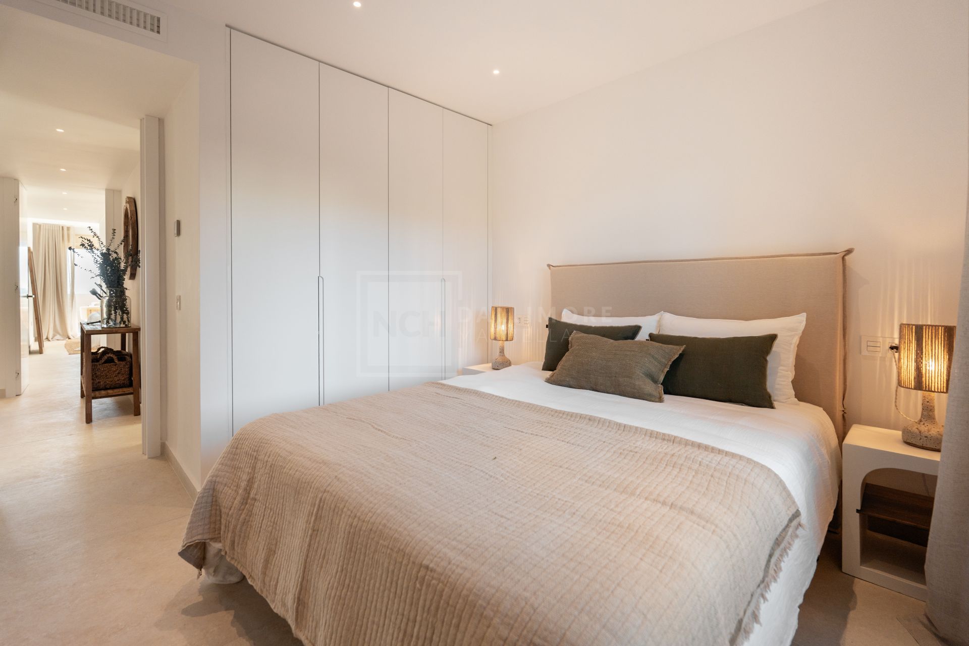 Apartamento de 3 Dormitorios recién reformado con vistas al mar y la montaña en Nueva Andalucia