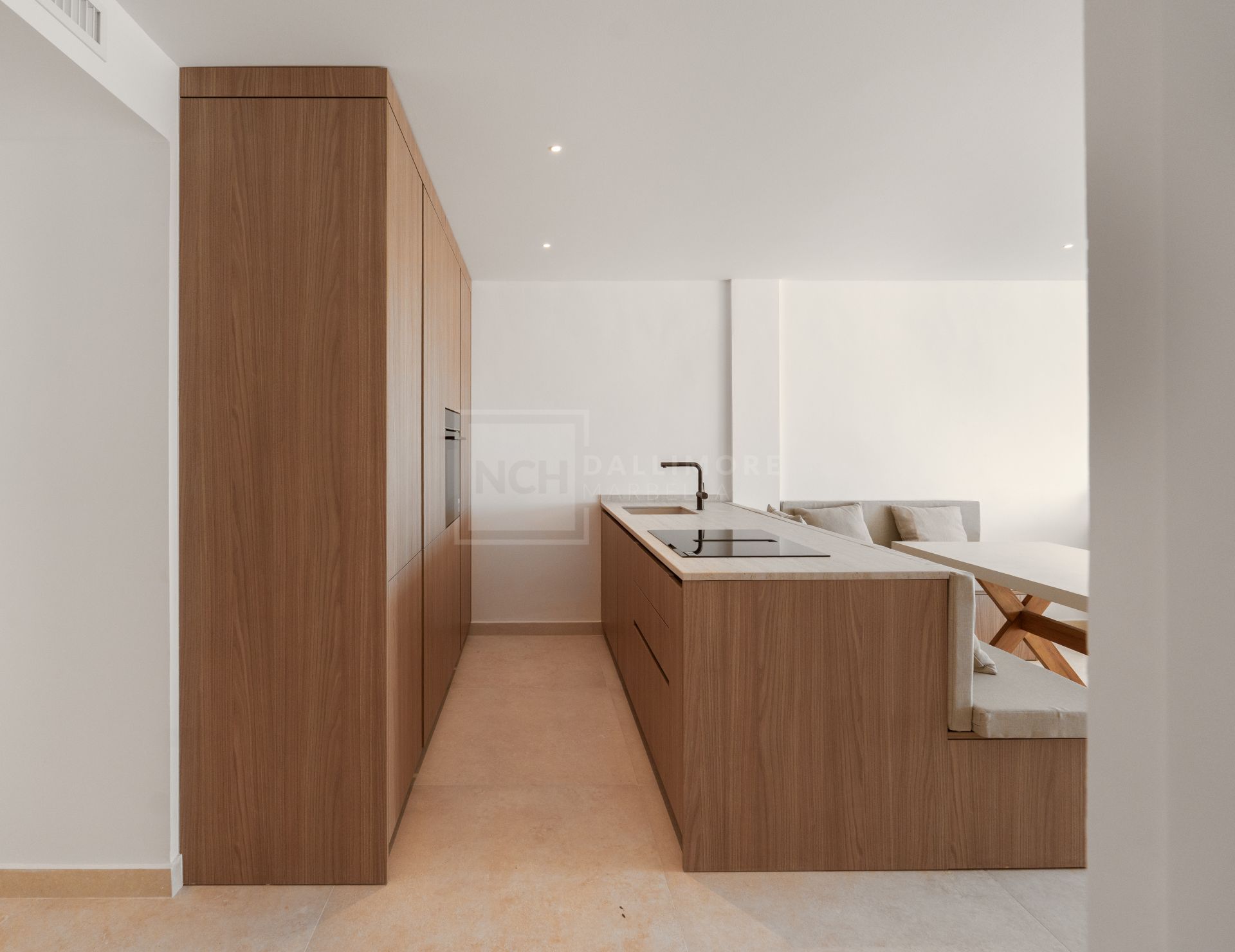 Apartamento de 3 Dormitorios recién reformado con vistas al mar y la montaña en Nueva Andalucia