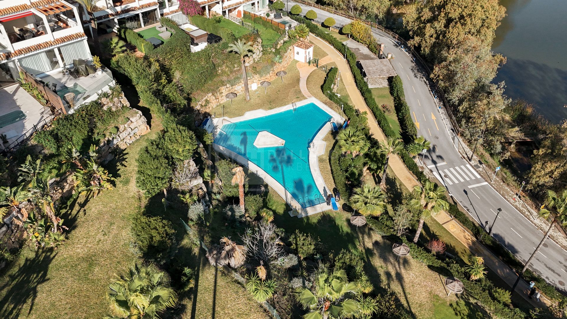 Apartamento de 3 Dormitorios recién reformado con vistas al mar y la montaña en Nueva Andalucia