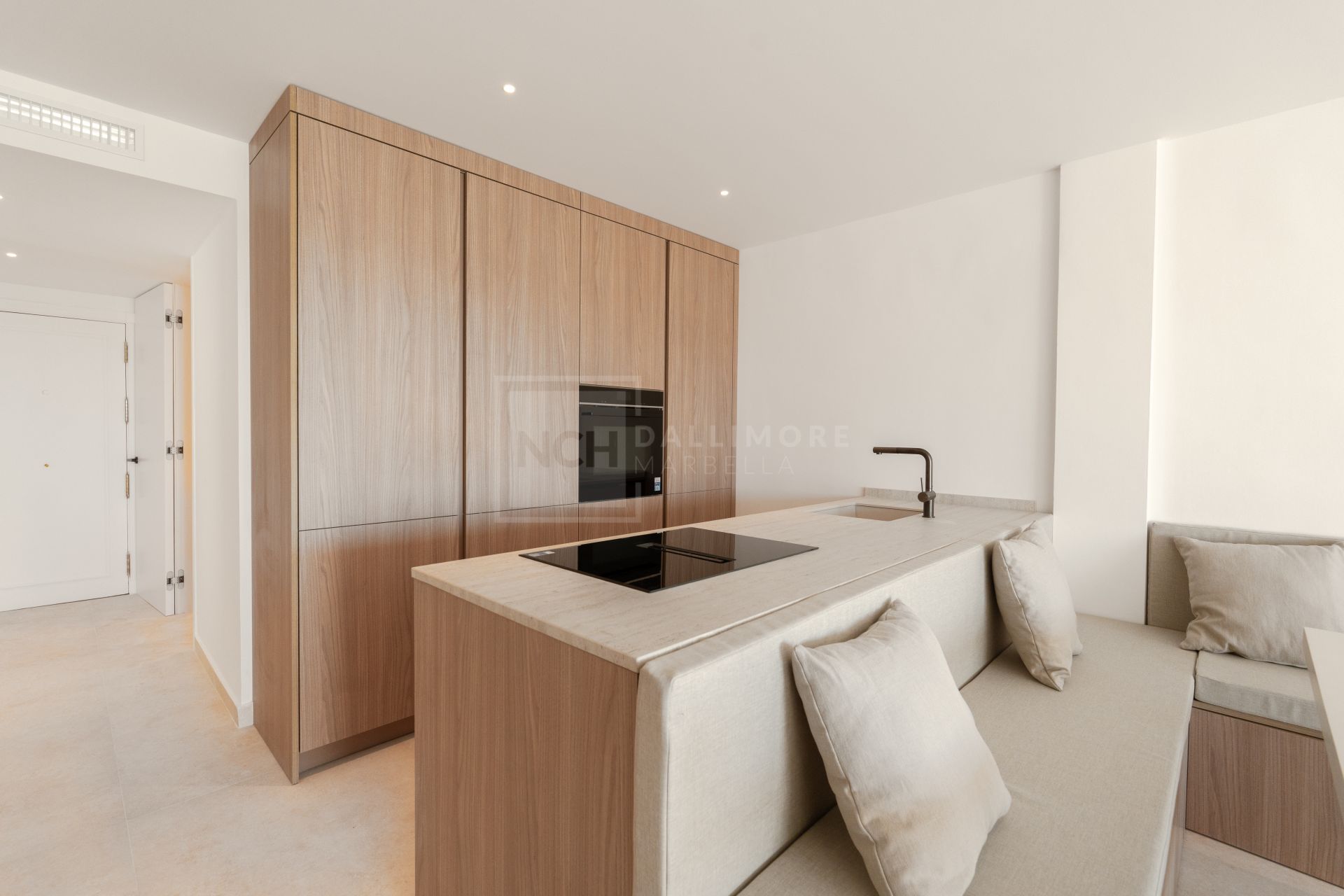 Apartamento de 3 Dormitorios recién reformado con vistas al mar y la montaña en Nueva Andalucia