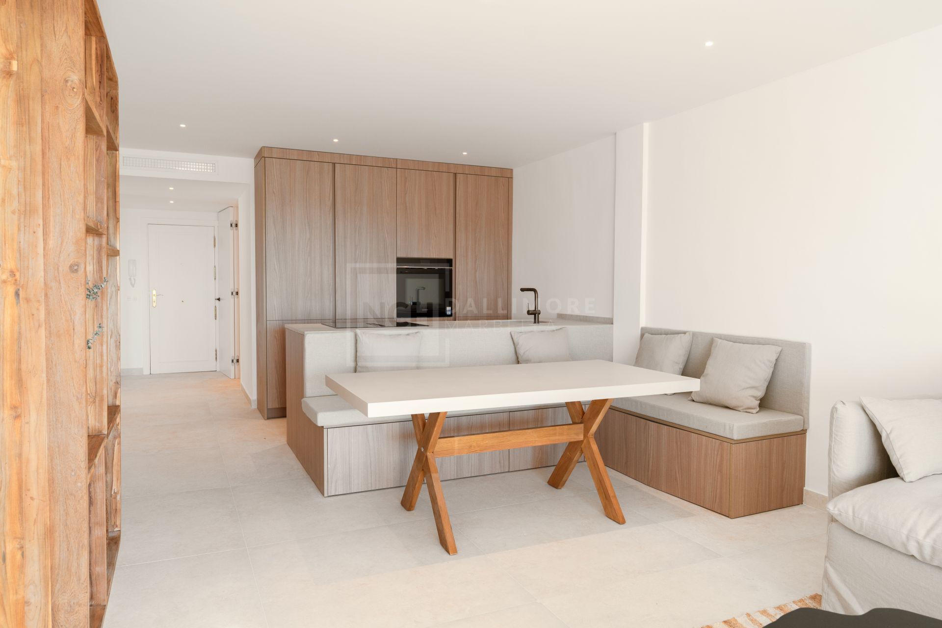 Apartamento de 3 Dormitorios recién reformado con vistas al mar y la montaña en Nueva Andalucia