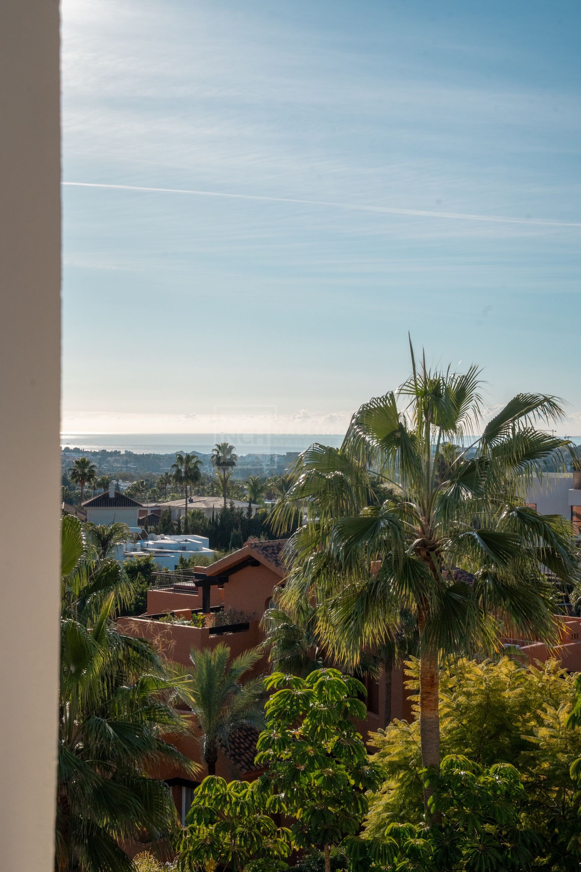 Apartamento de 3 Dormitorios recién reformado con vistas al mar y la montaña en Nueva Andalucia