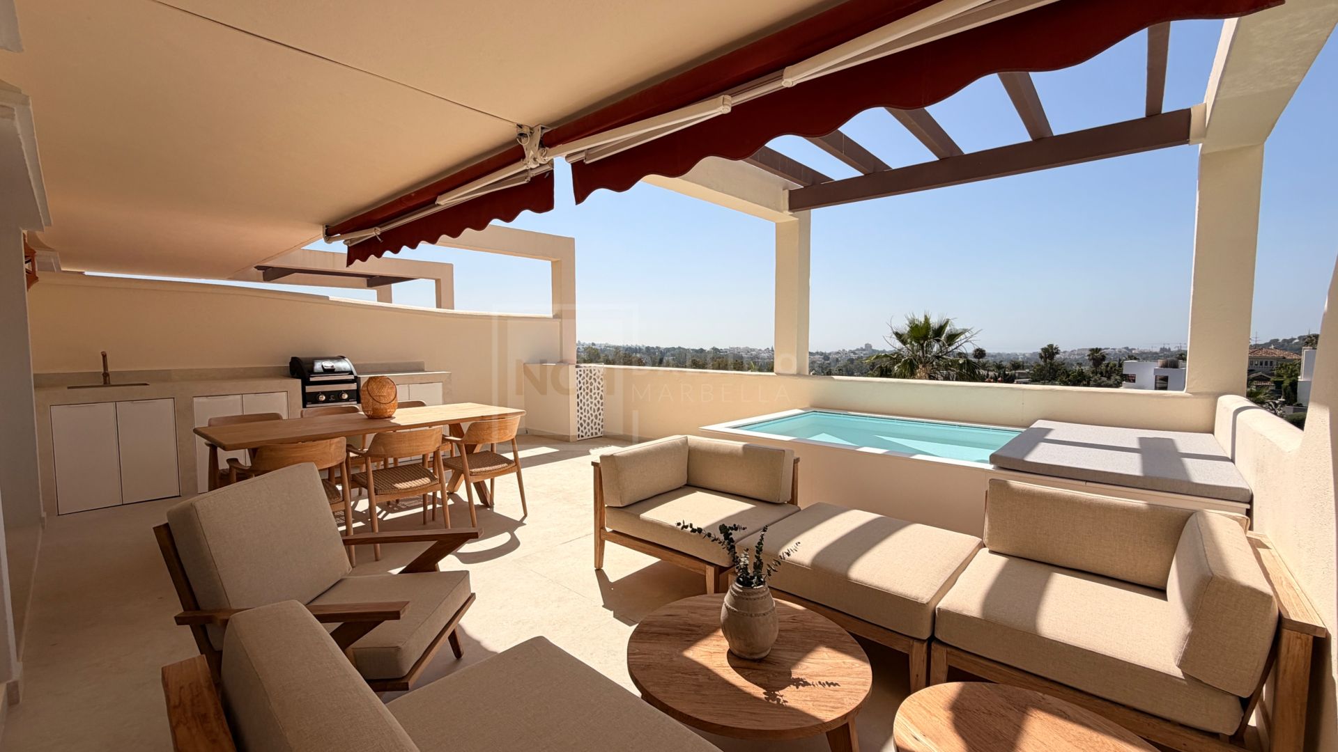 Apartamento de 3 Dormitorios recién reformado con vistas al mar y la montaña en Nueva Andalucia