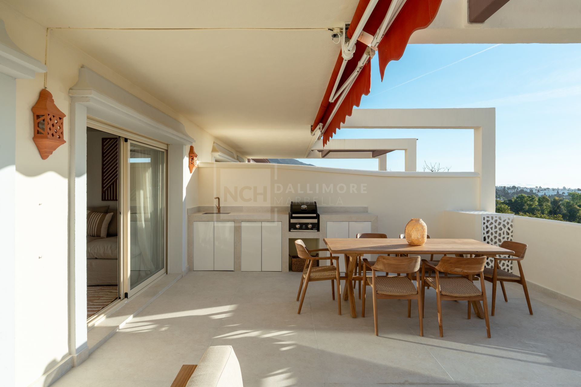 Apartamento de 3 Dormitorios recién reformado con vistas al mar y la montaña en Nueva Andalucia