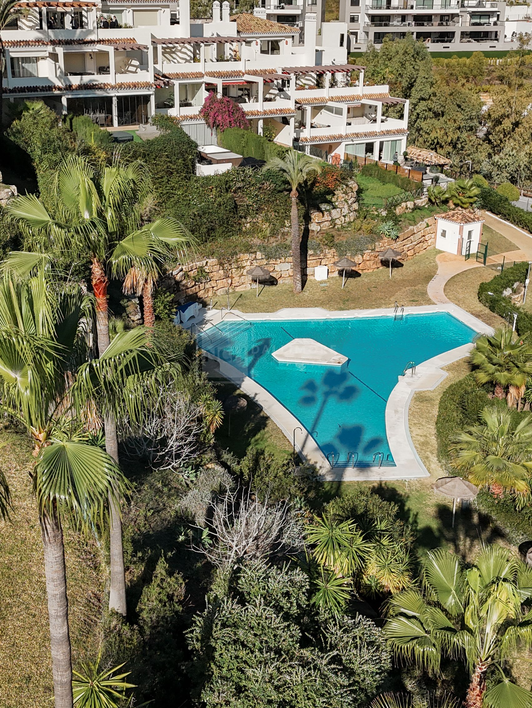Apartamento de 3 Dormitorios recién reformado con vistas al mar y la montaña en Nueva Andalucia