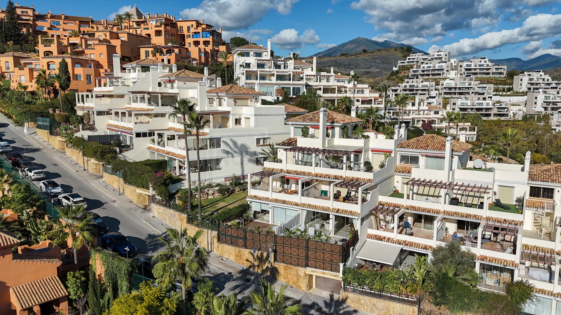 Apartamento de 3 Dormitorios recién reformado con vistas al mar y la montaña en Nueva Andalucia