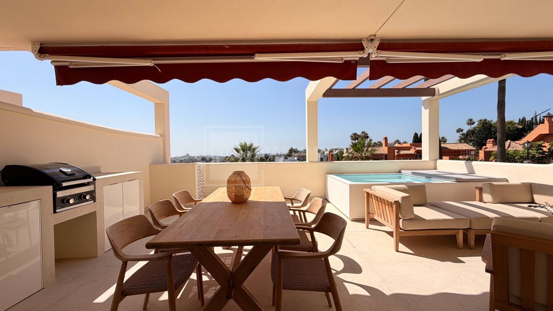 Apartamento de 3 Dormitorios recién reformado con vistas al mar y la montaña en Nueva Andalucia