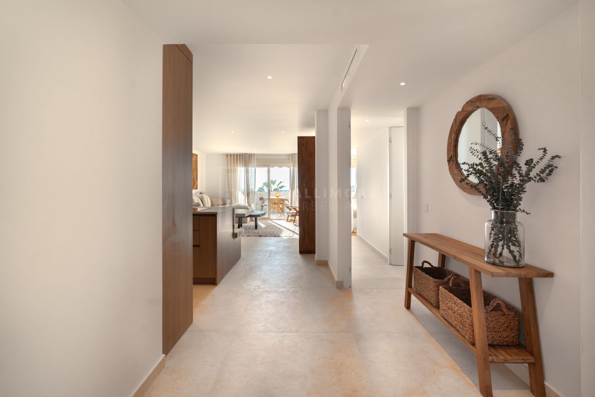 Apartamento de 3 Dormitorios recién reformado con vistas al mar y la montaña en Nueva Andalucia
