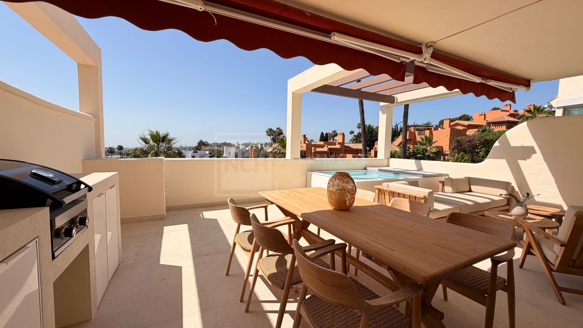 Apartamento de 3 Dormitorios recién reformado con vistas al mar y la montaña en Nueva Andalucia