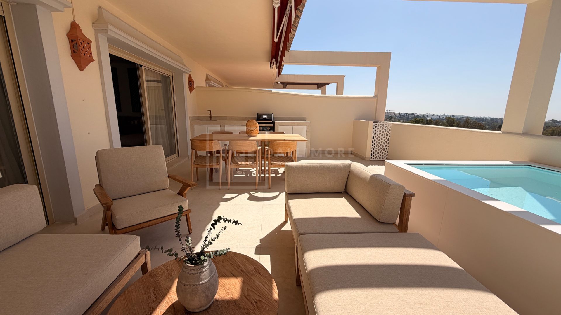Apartamento de 3 Dormitorios recién reformado con vistas al mar y la montaña en Nueva Andalucia