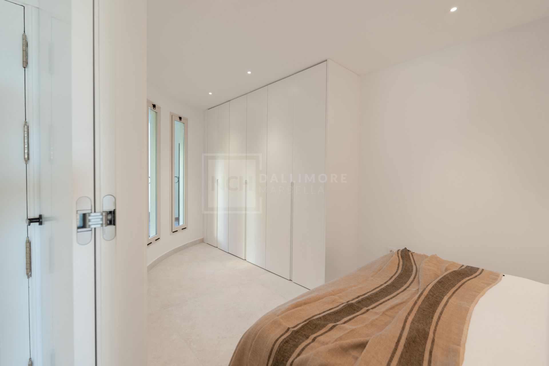 Apartamento de 3 Dormitorios recién reformado con vistas al mar y la montaña en Nueva Andalucia