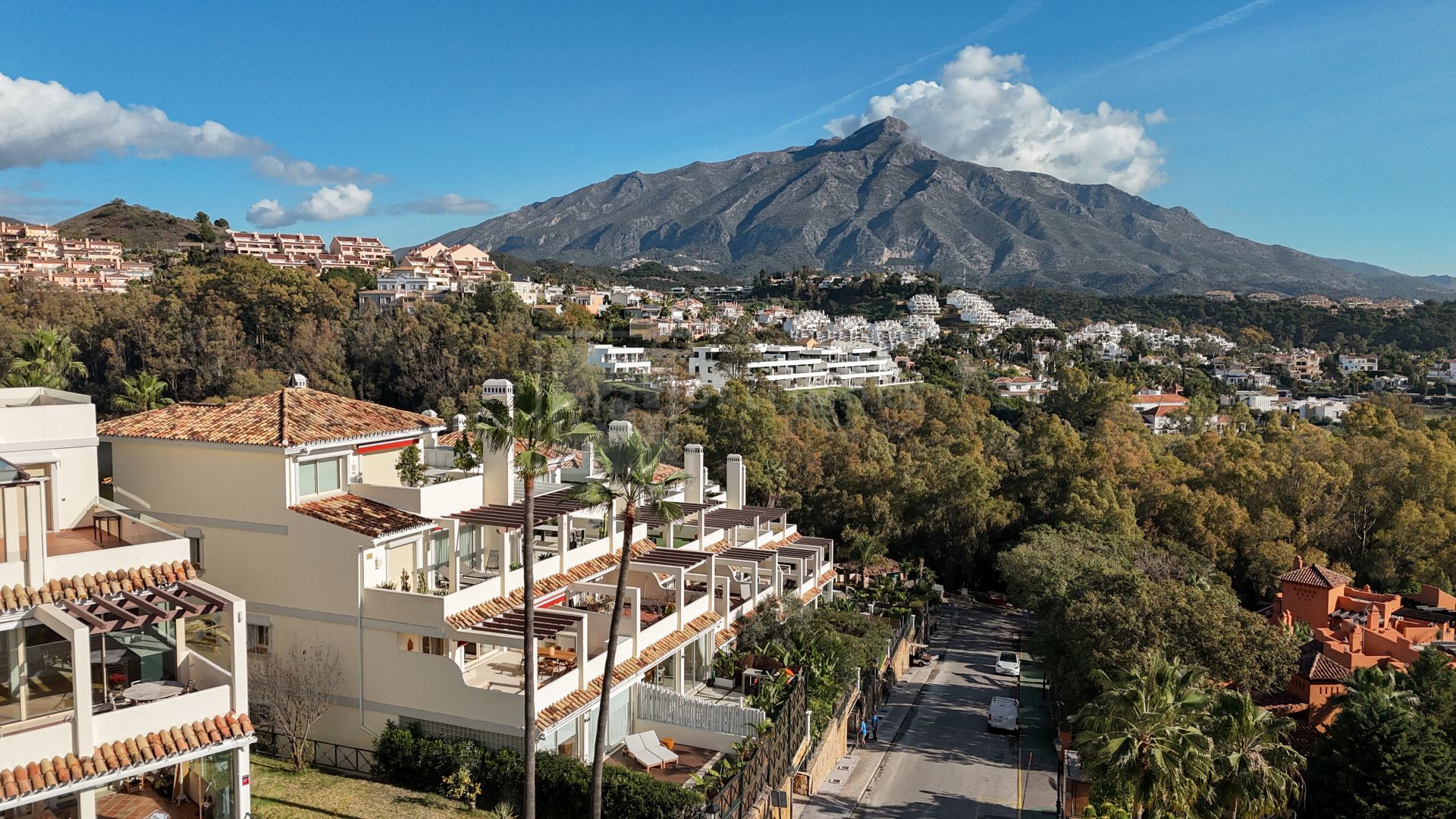Apartamento de 3 Dormitorios recién reformado con vistas al mar y la montaña en Nueva Andalucia