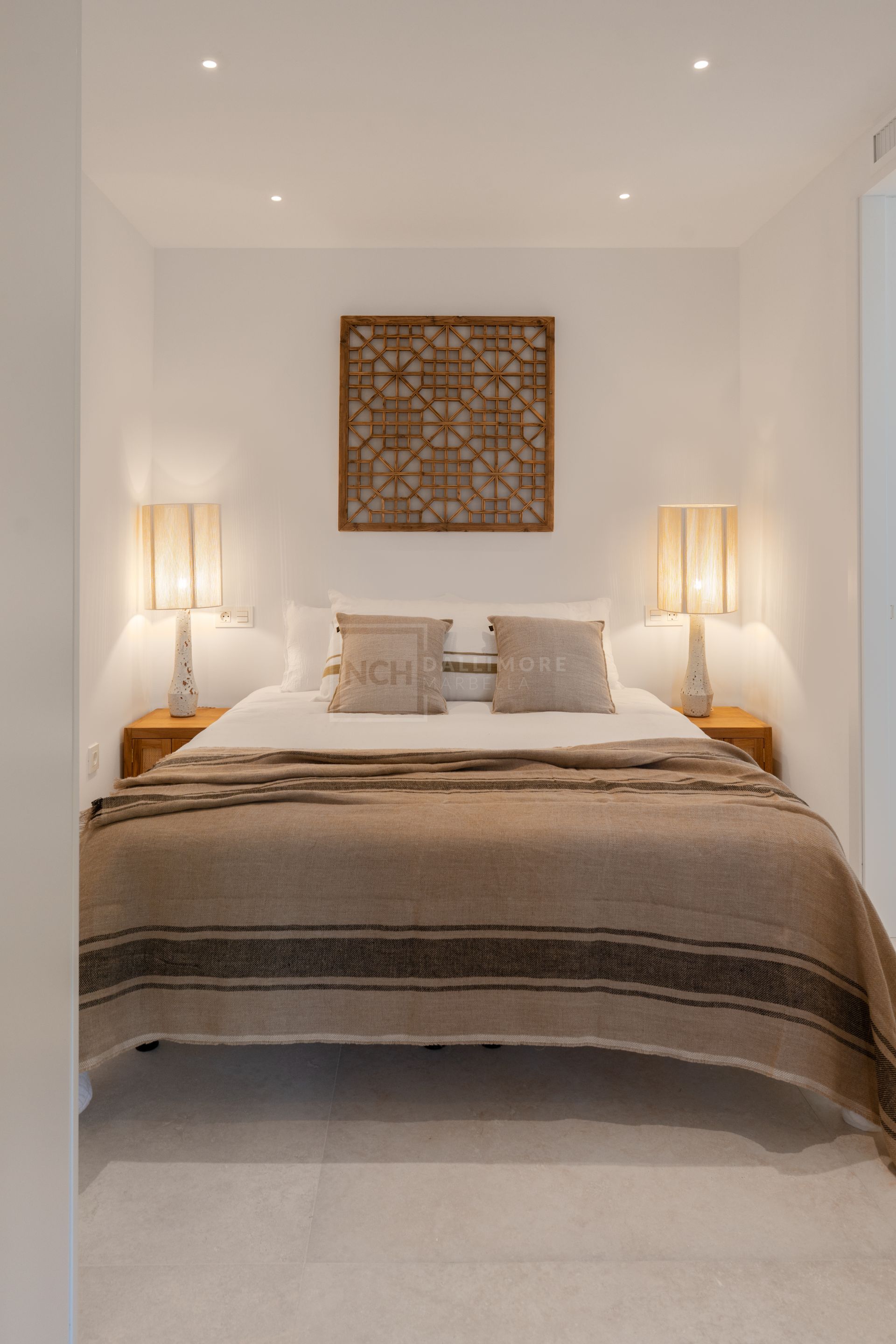 Apartamento de 3 Dormitorios recién reformado con vistas al mar y la montaña en Nueva Andalucia