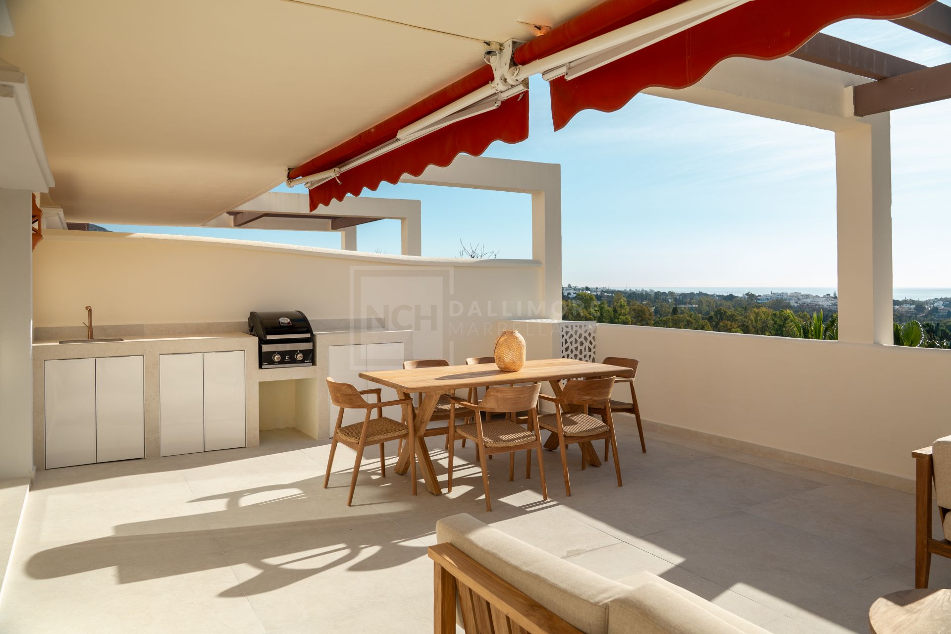 Apartamento de 3 Dormitorios recién reformado con vistas al mar y la montaña en Nueva Andalucia