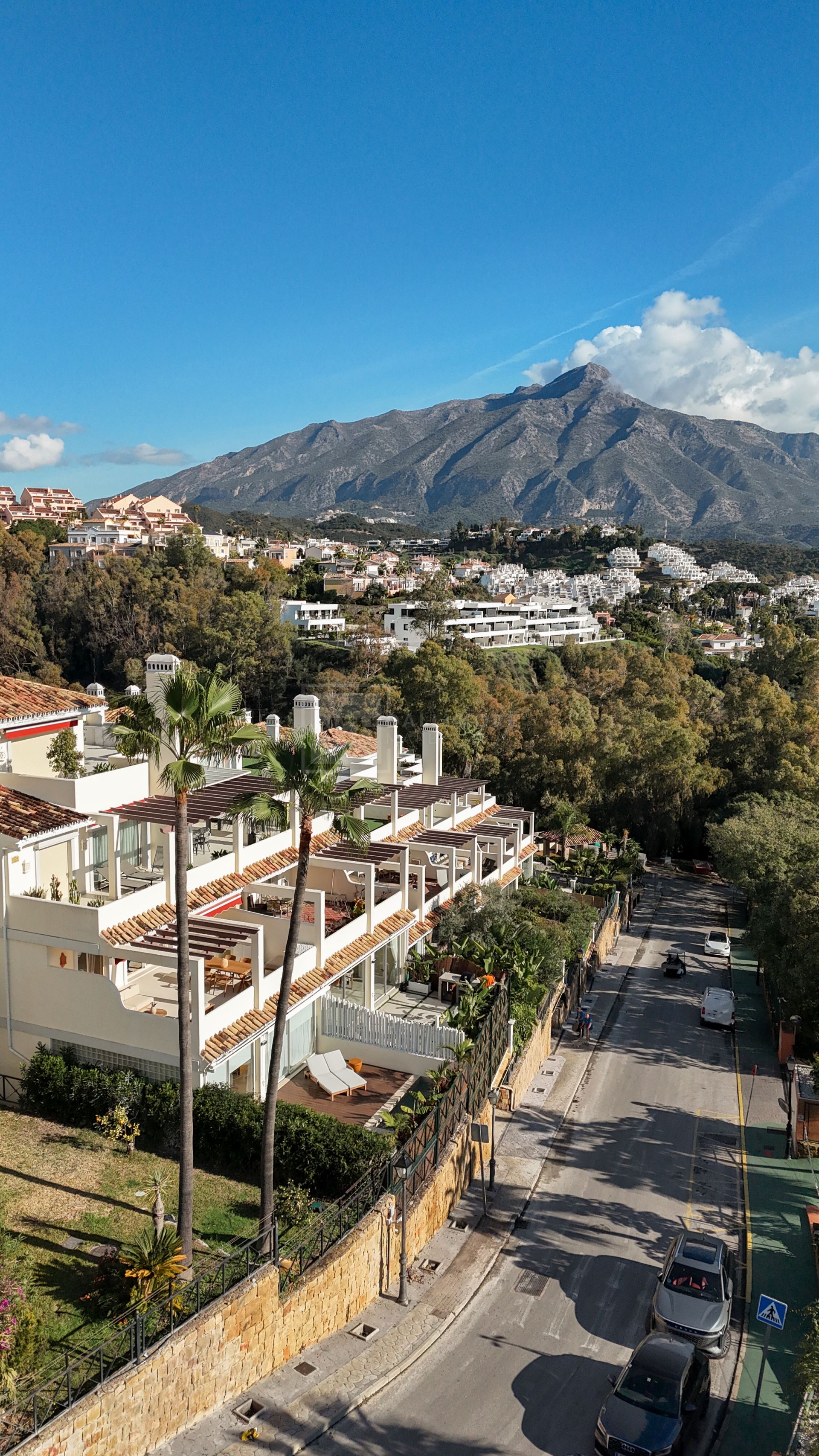 Apartamento de 3 Dormitorios recién reformado con vistas al mar y la montaña en Nueva Andalucia