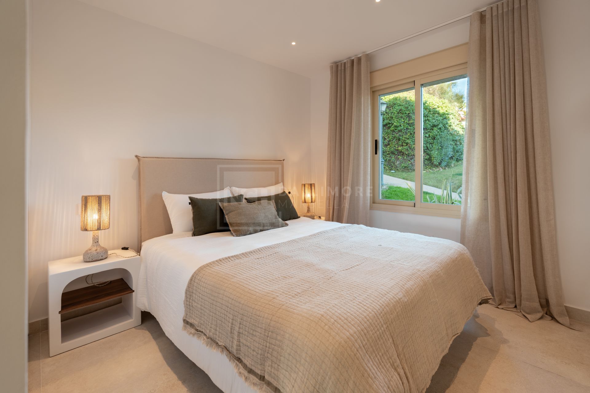 Apartamento de 3 Dormitorios recién reformado con vistas al mar y la montaña en Nueva Andalucia