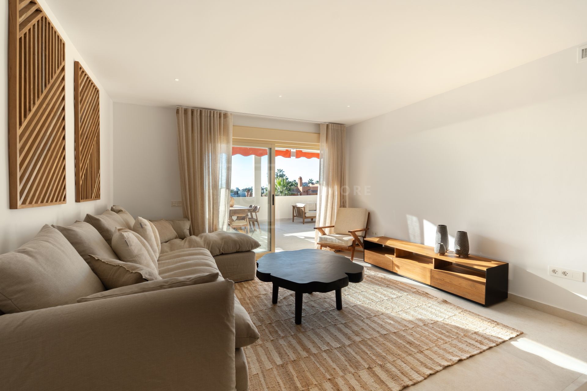 Apartamento de 3 Dormitorios recién reformado con vistas al mar y la montaña en Nueva Andalucia