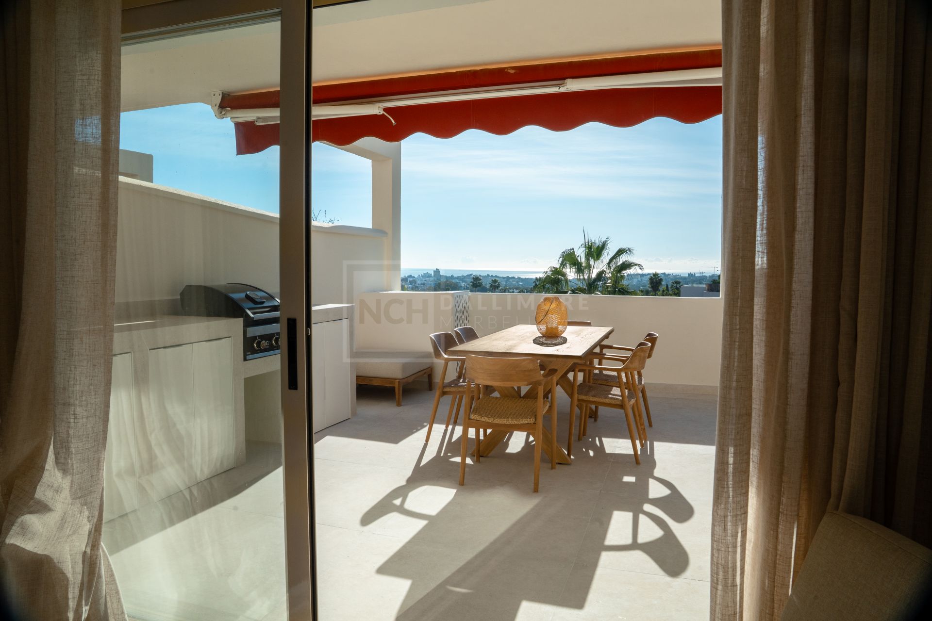 Apartamento de 3 Dormitorios recién reformado con vistas al mar y la montaña en Nueva Andalucia