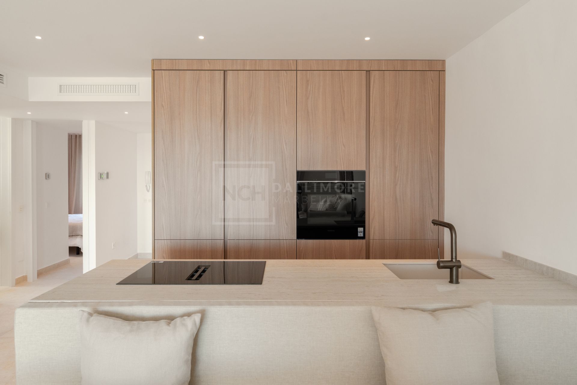 Apartamento de 3 Dormitorios recién reformado con vistas al mar y la montaña en Nueva Andalucia