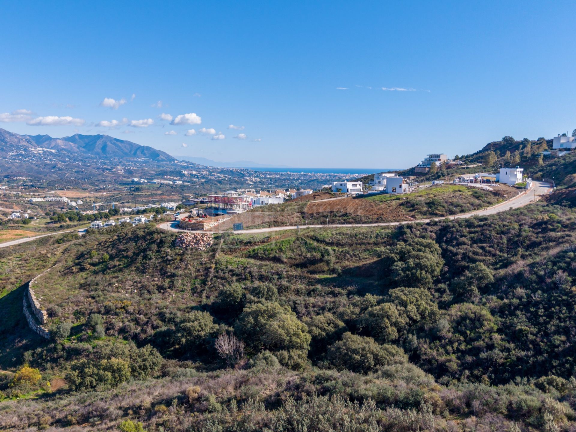 Parcela excepcional con licencia y proyecto – Villa de estilo andaluz | La Cala Golf