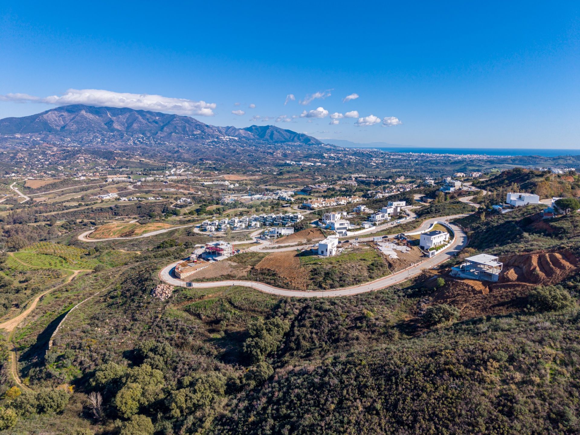 Parcela excepcional con licencia y proyecto – Villa de estilo andaluz | La Cala Golf