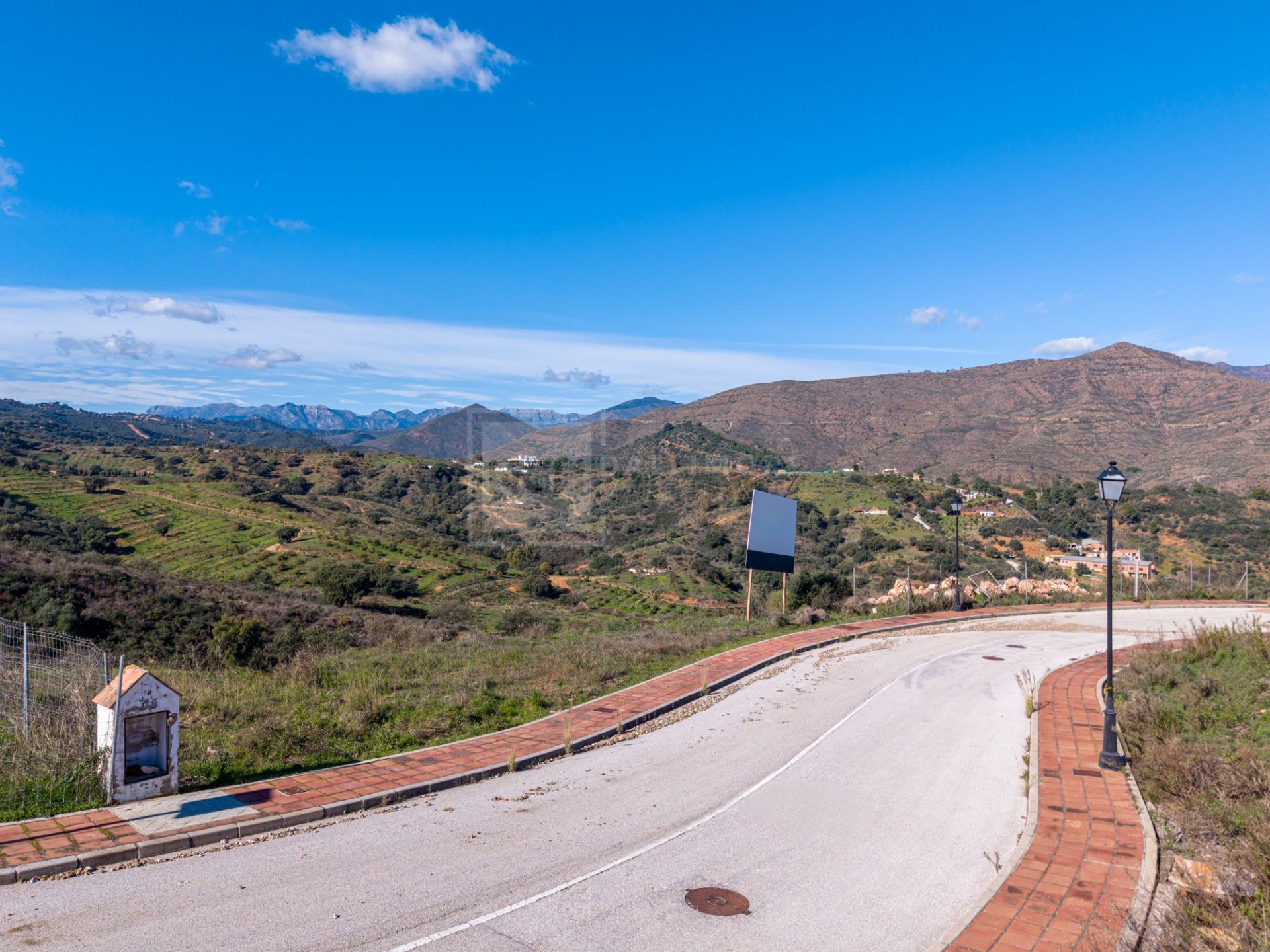 Parcela excepcional con licencia y proyecto – Villa de estilo andaluz | La Cala Golf