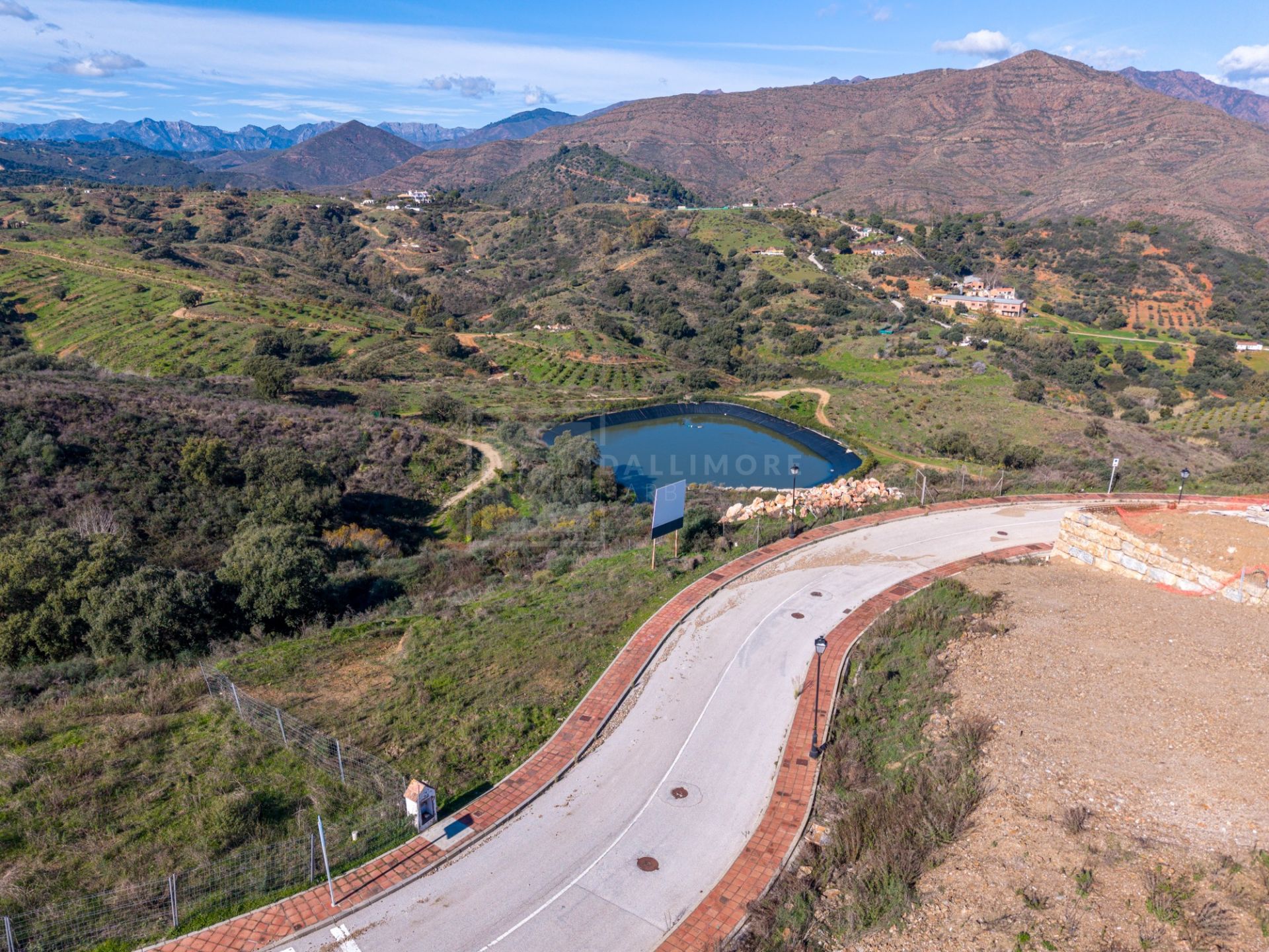 Parcela excepcional con licencia y proyecto – Villa de estilo andaluz | La Cala Golf