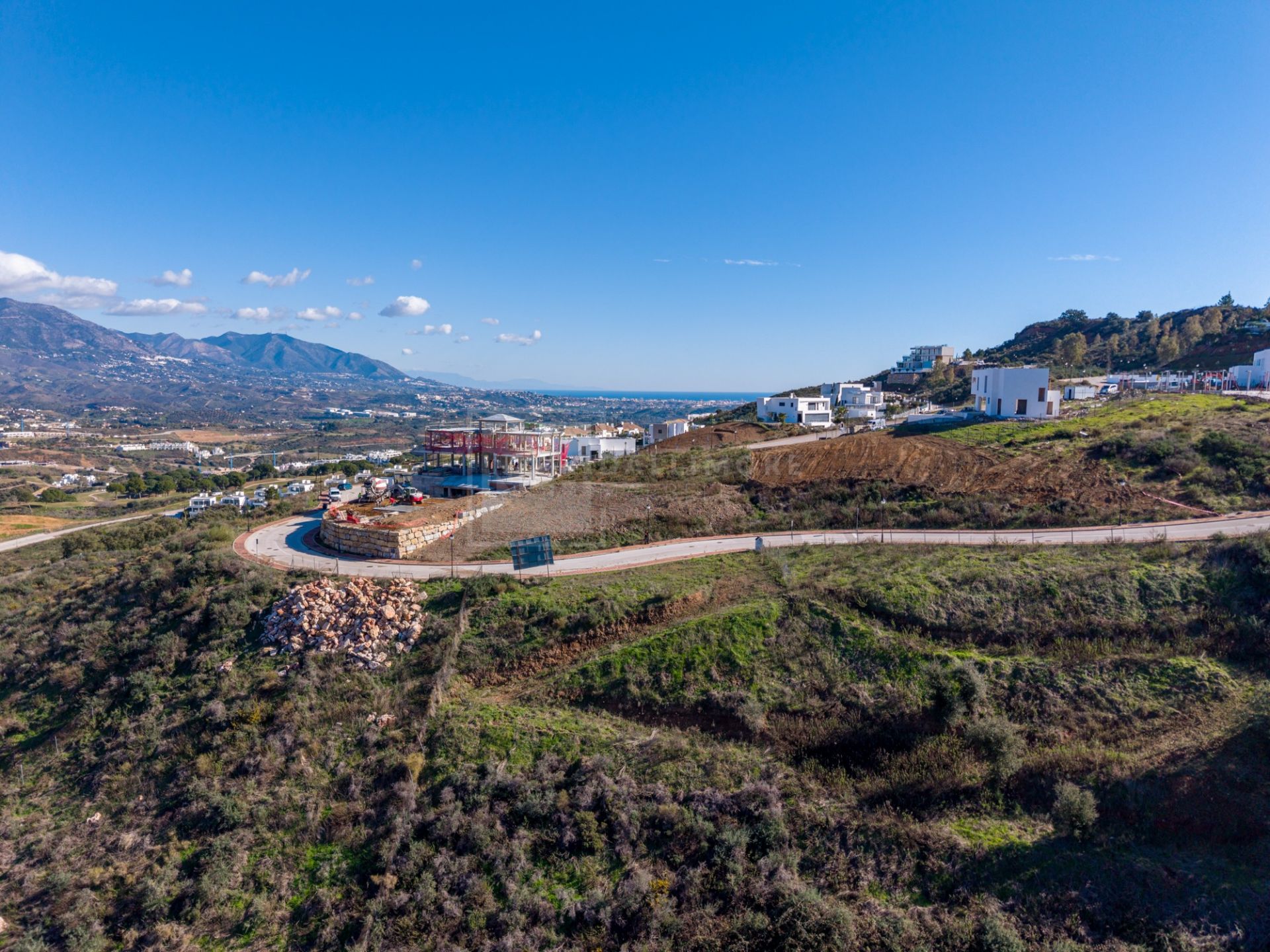 Parcela excepcional con licencia y proyecto – Villa de estilo andaluz | La Cala Golf