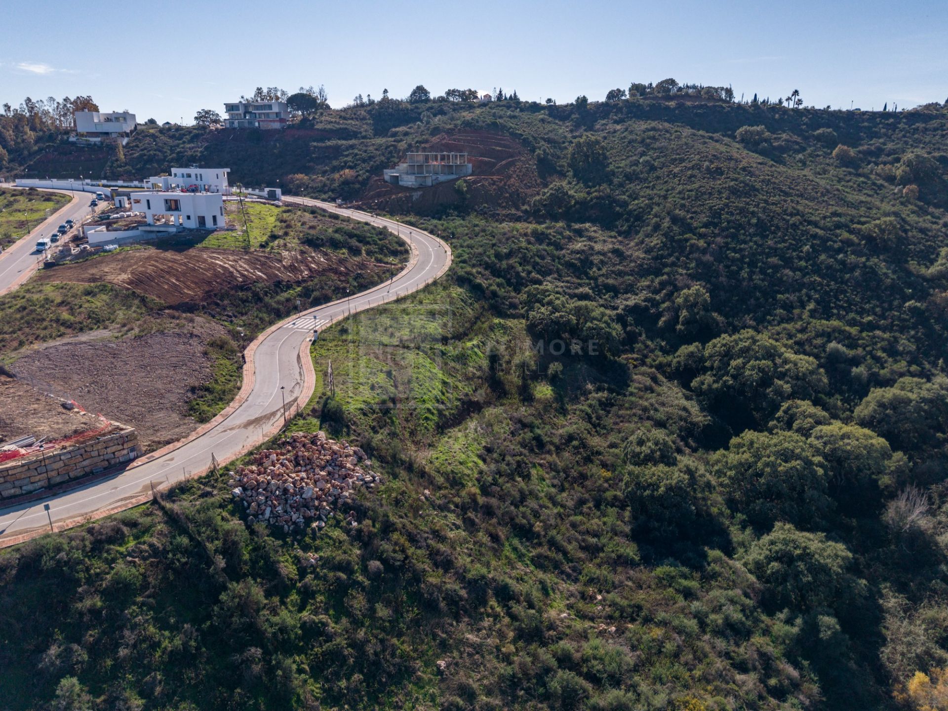 Parcela excepcional con licencia y proyecto – Villa de estilo andaluz | La Cala Golf