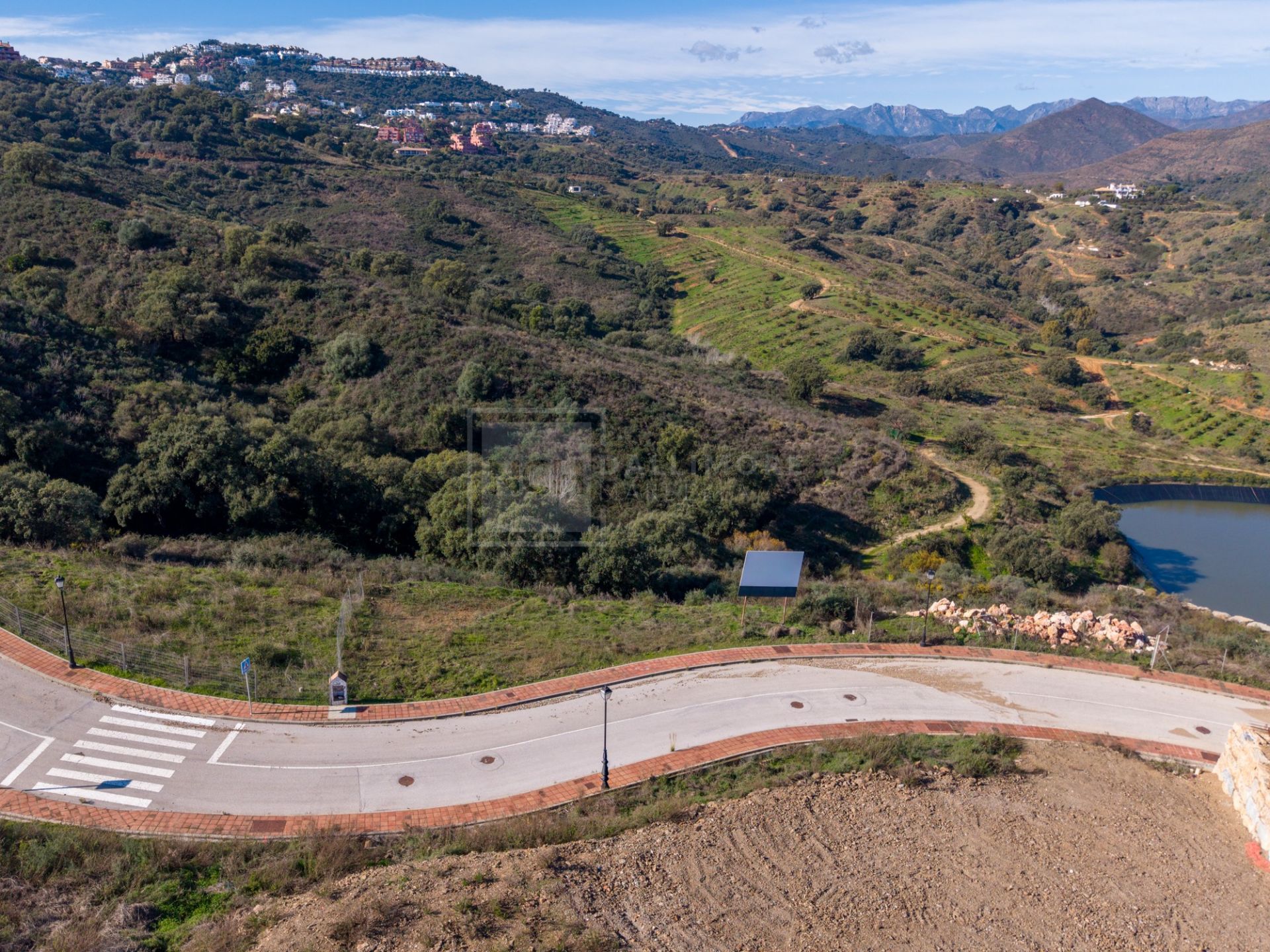 Parcela excepcional con licencia y proyecto – Villa de estilo andaluz | La Cala Golf