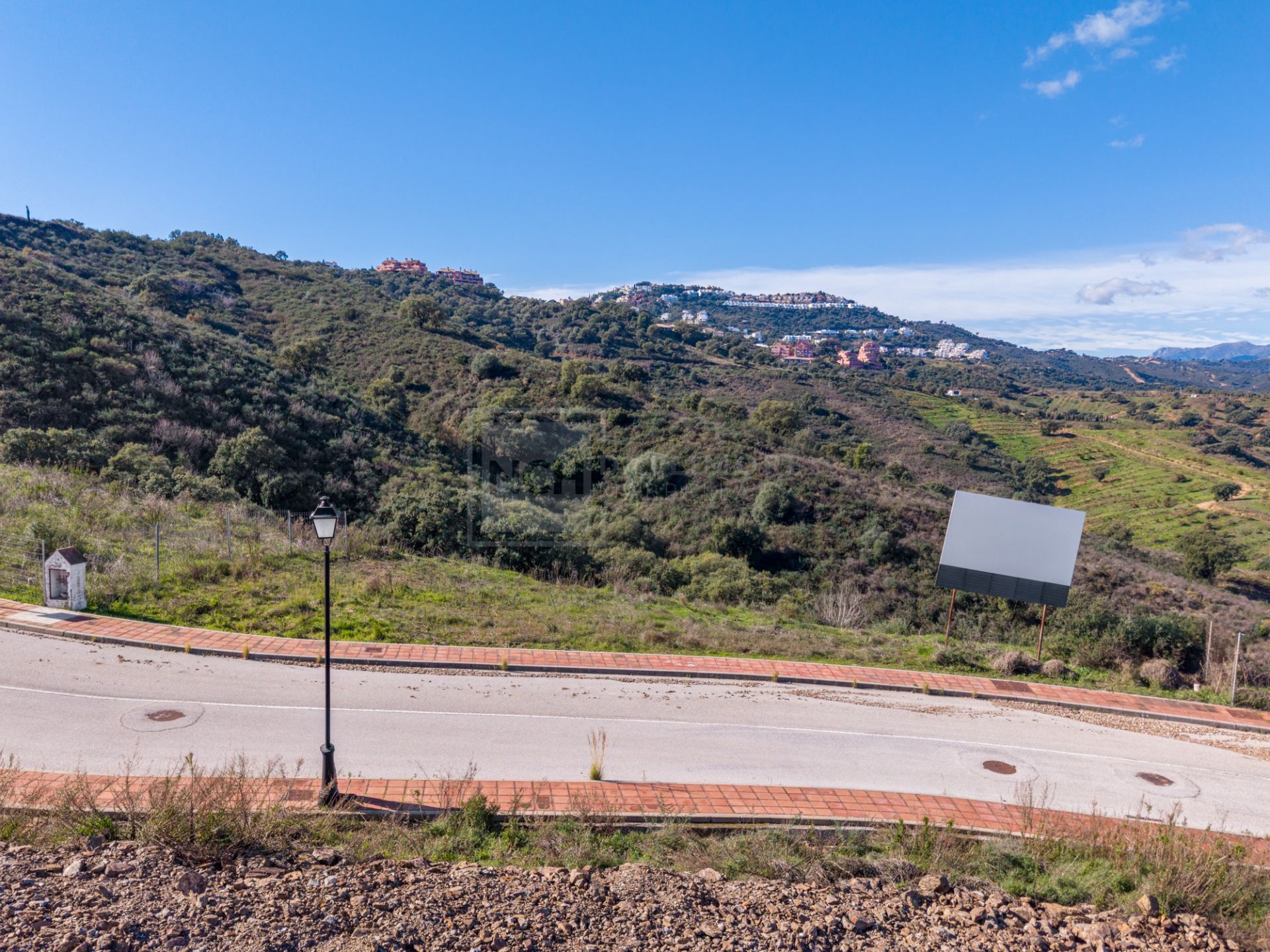 Parcela excepcional con licencia y proyecto – Villa de estilo andaluz | La Cala Golf