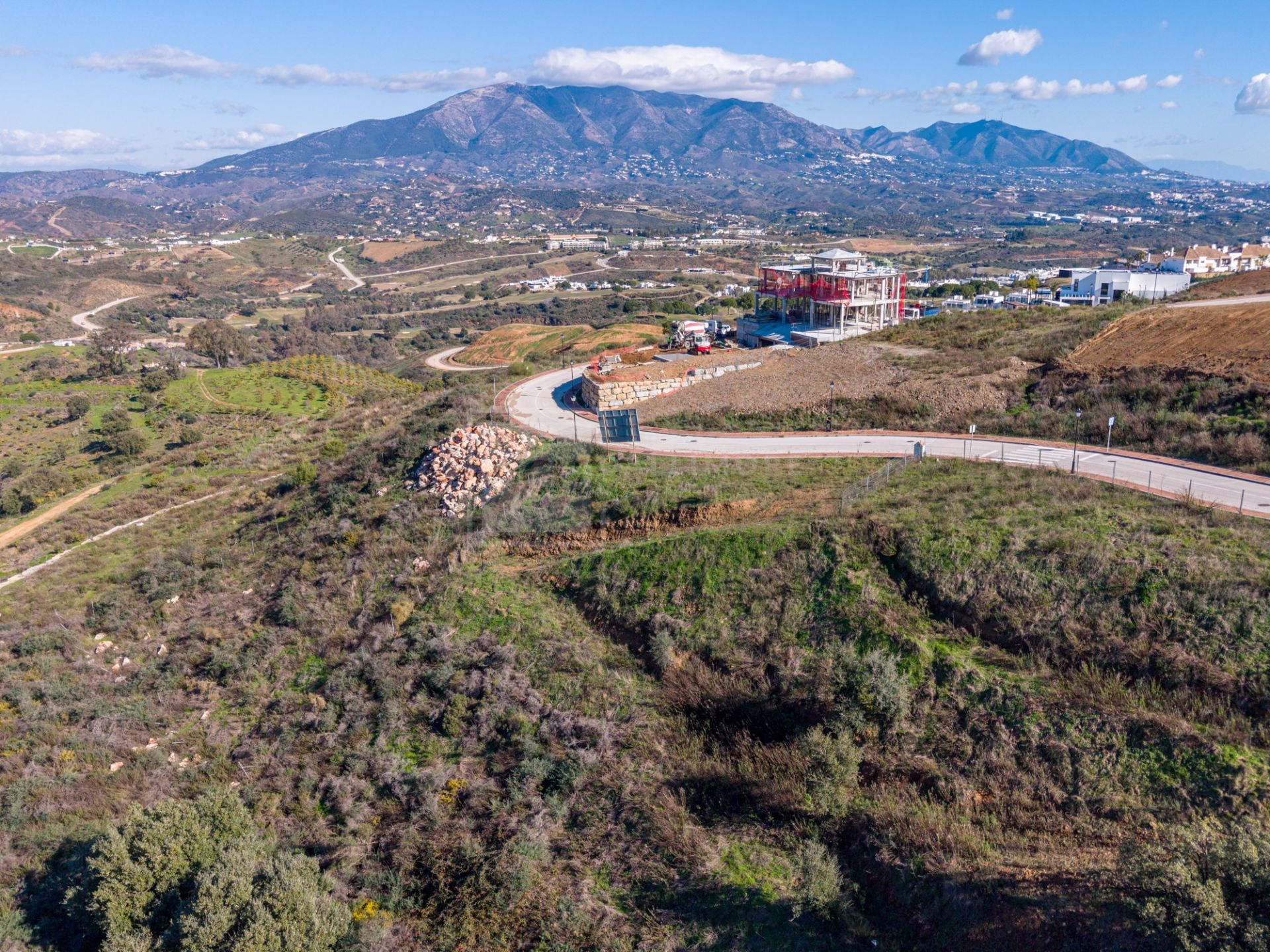Parcela excepcional con licencia y proyecto – Villa de estilo andaluz | La Cala Golf