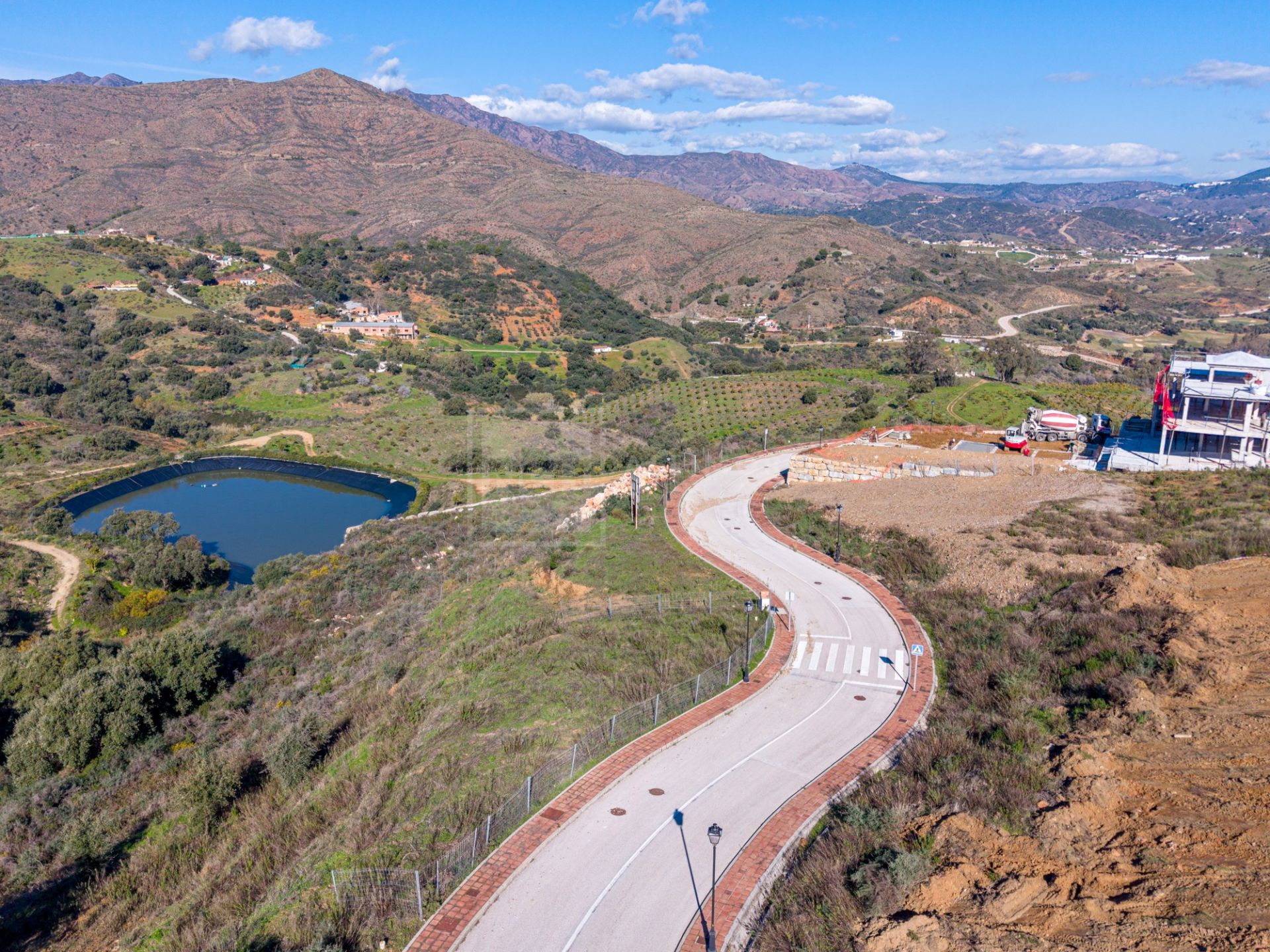 Parcela excepcional con licencia y proyecto – Villa de estilo andaluz | La Cala Golf