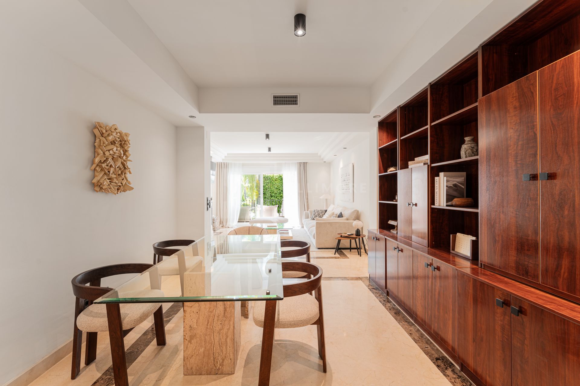 Elegante apartamento en la ladera con conserje y piscinas en Sierra Blanca, Milla de Oro de Marbella
