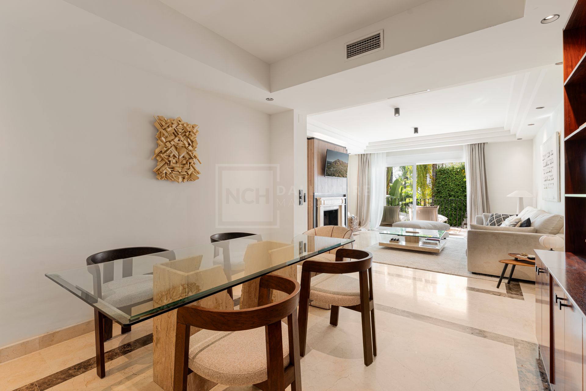 Elegante apartamento en la ladera con conserje y piscinas en Sierra Blanca, Milla de Oro de Marbella