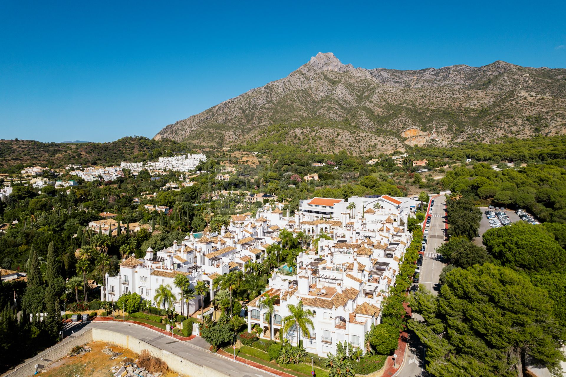 Elegante apartamento en la ladera con conserje y piscinas en Sierra Blanca, Milla de Oro de Marbella
