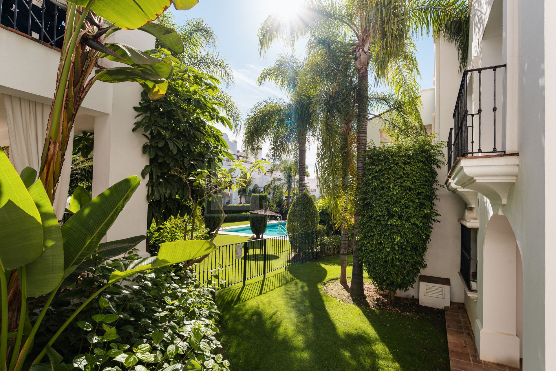 Elegante apartamento en la ladera con conserje y piscinas en Sierra Blanca, Milla de Oro de Marbella